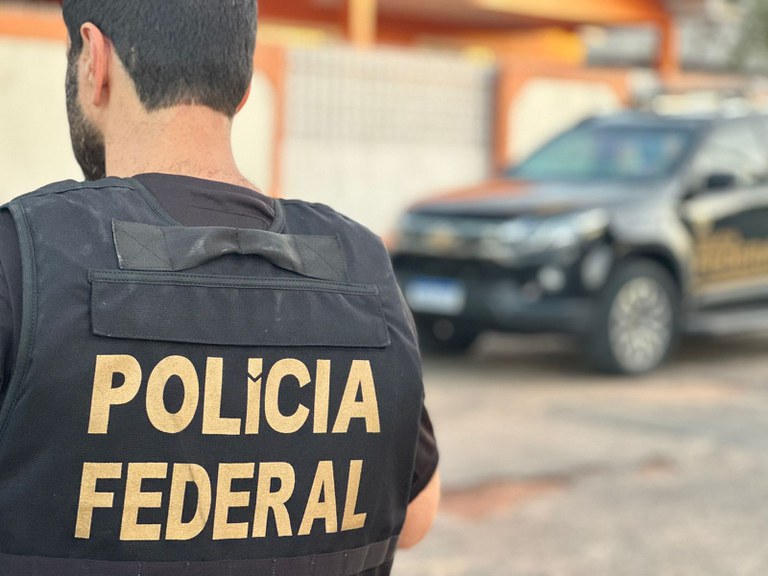 PF Apreende 60 Mil Euros e Carros de Luxo em Operação contra Fraudes na Saúde em Camaçari