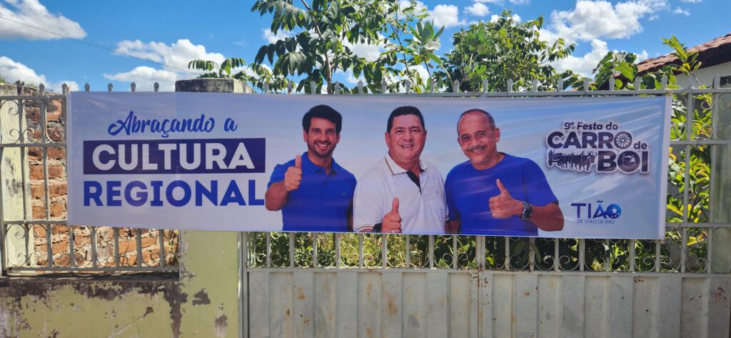 Banner político durante o evento cultural do carro de boi